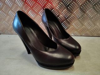 Tacones negros de piel