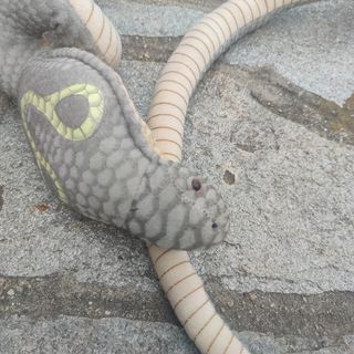 Serpente giocattolo di peluche