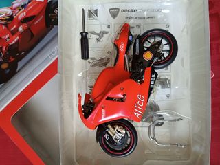 Modellino Ducati Desmosedici 2006 Loris Capirossi