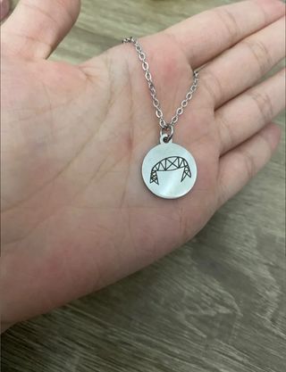 Collar plateado trueno