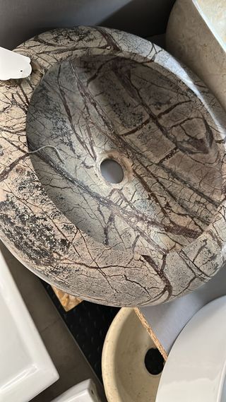 Lavabo de mármol beige y marrón