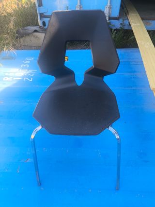 Silla moderna negra y plateada