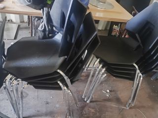 Silla moderna negra y plateada