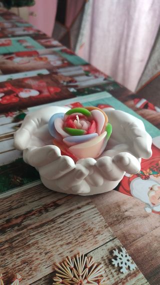 Vela artesanal rosa en yeso