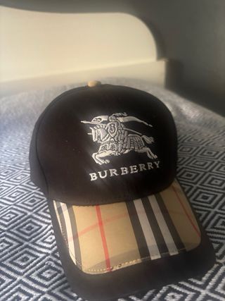 Gorra Burberry negra y beige