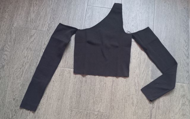 Top Stradivarius negro asimétrico talla M