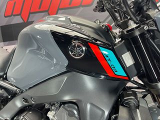 YAMAHA MT-09 35KW GRIS NIGHTFLUOR