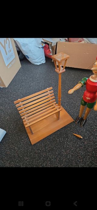 Pinocchio in legno con panchina