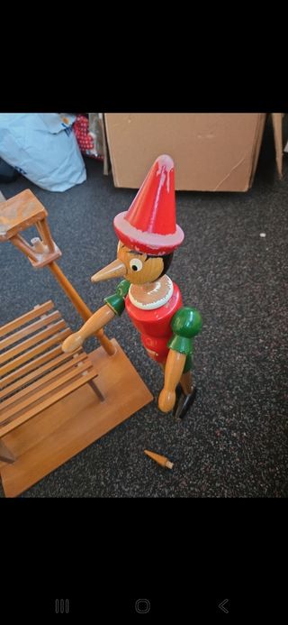 Pinocchio in legno con panchina
