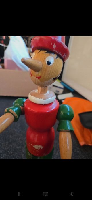 Pinocchio in legno con panchina