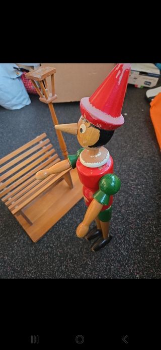 Pinocchio in legno con panchina