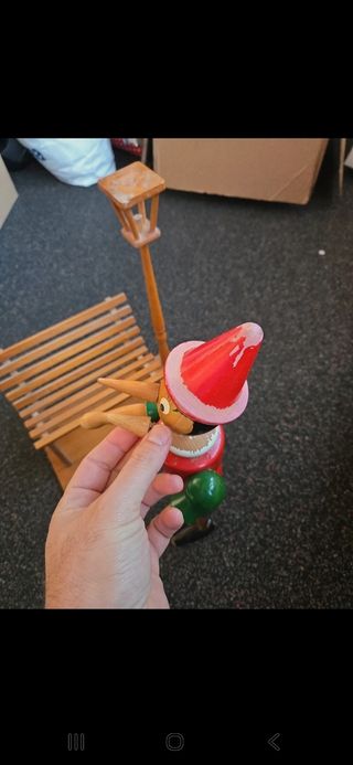 Pinocchio in legno con panchina