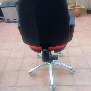 Silla oficina roja giratoria