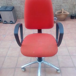 Silla oficina roja giratoria