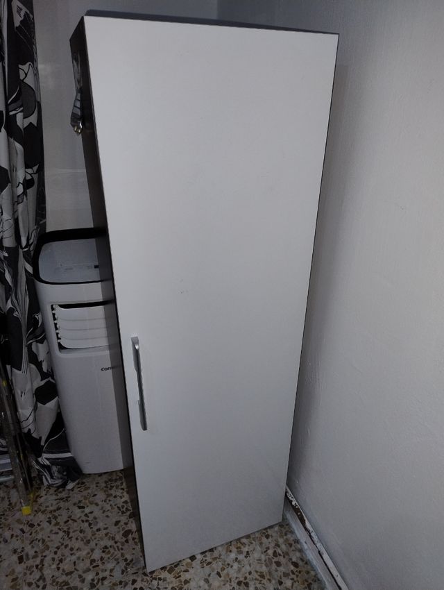 Mueble alto de salón con estantería