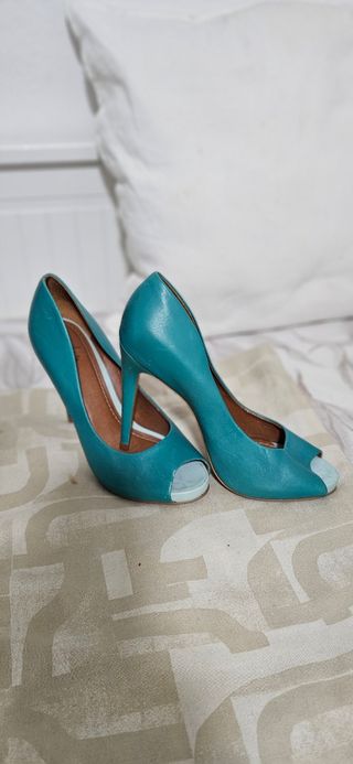 Tacones turquesa de piel