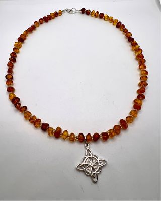 Collar ámbar báltico con nudo de bruja de plata