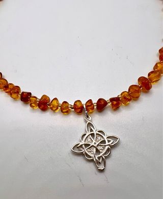 Collar ámbar báltico con nudo de bruja de plata