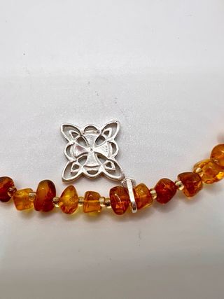 Collar ámbar báltico con nudo de bruja de plata