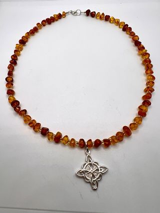 Collar ámbar báltico con nudo de bruja de plata