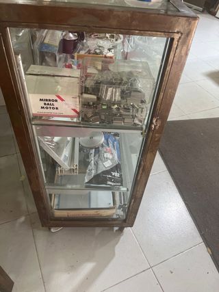 Vitrina expositora con ruedas y freno color oxidon