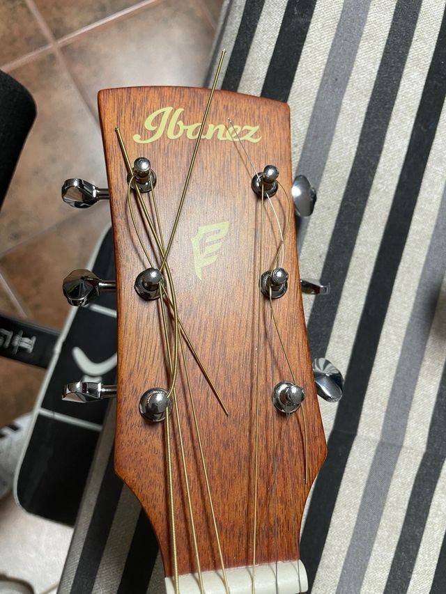 Chitarra Ibanez elettroacustica
