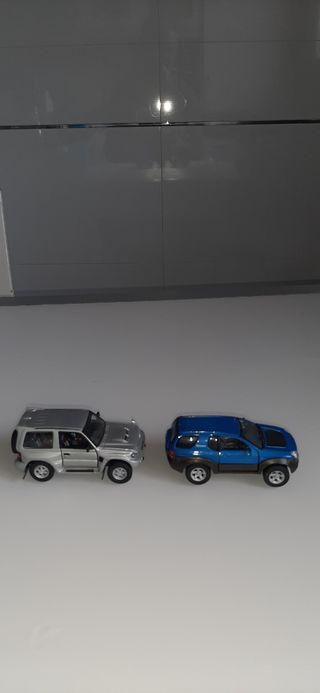2 Coches Todoterreno: Mitsubishi escala 1/43
