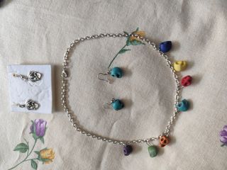 Collar rojo calaveras morado corazón zen ancla can