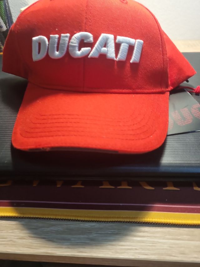 Gorra Ducati roja