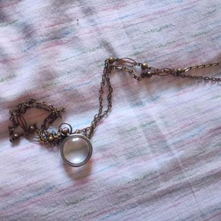 Collar con lupa antigua, indumentaria tradicional