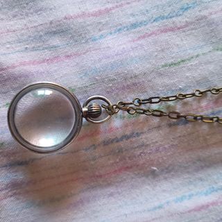 Collar con lupa antigua, indumentaria tradicional