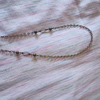 Collar con lupa antigua, indumentaria tradicional