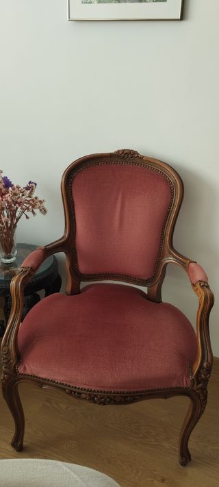 Silla antigua de madera y terciopelo