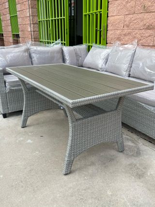 Conjunto jardín gris mimbre-madera