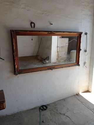Espejo antiguo de madera con marco dorado