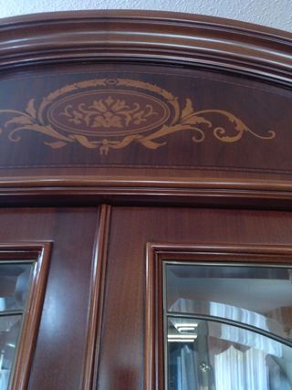 Vitrina de salón clásica en madera maciza