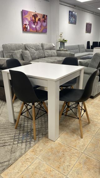 Mesa blanca 80x80 + 4 sillas nórdicas Negras