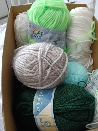 Lanas de colores surtidas