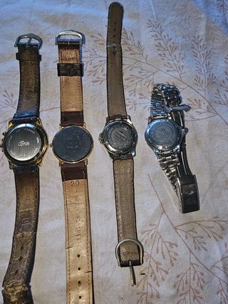 4 relojes Lotus dorados y plateados