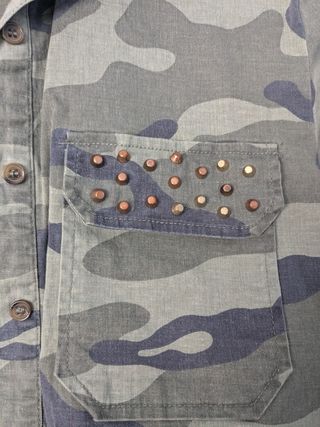 Camisa militar tachuelas