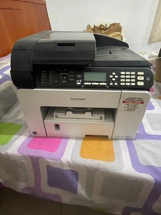 Impresora multifunción blanco y negro falta cable