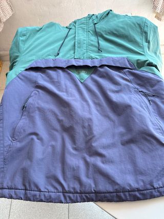Chaqueta chubasquero Pull & Bear impermeable