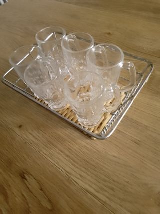Cesta con vasos de chupito