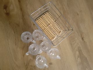 Cesta con vasos de chupito
