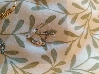 Pendientes dorados y plateados