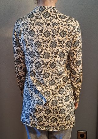 Blusa Yowe beige c/flores negras