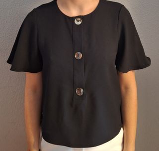 Blusa negra c/ botones
Trf collection