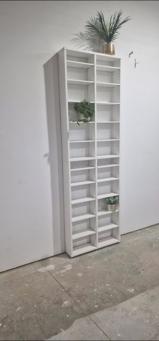 Estanteria de salon blanca.