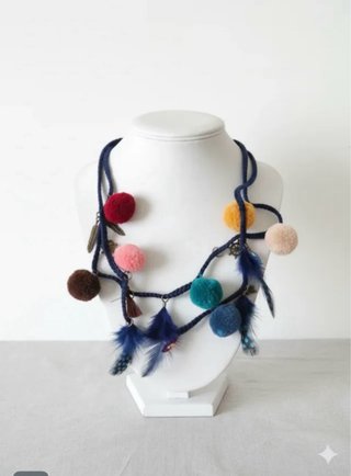 Collar multicolor borlas plumas