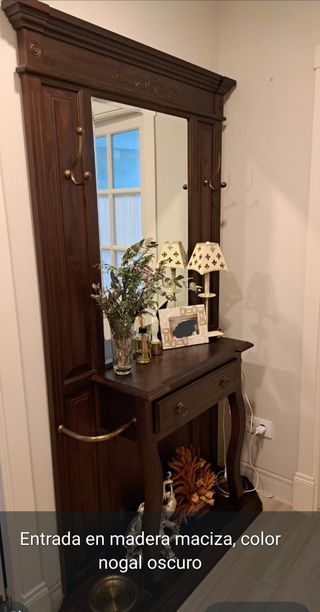 Mueble recibidor de  madera maciza , color nogal.